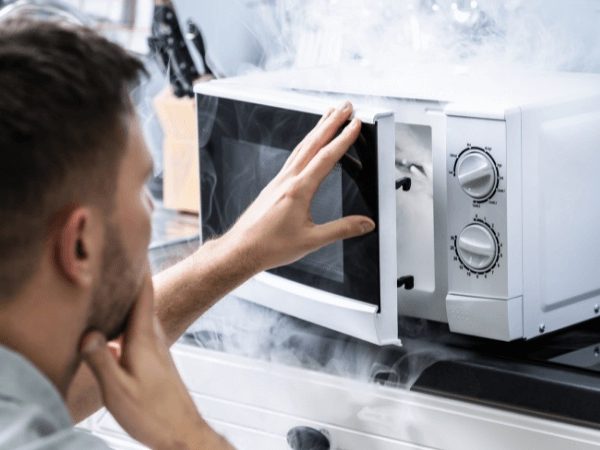 چرا مایکروفر دود می کند