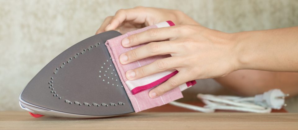 کف اتو سرامیکی را چگونه تمیز کنیم