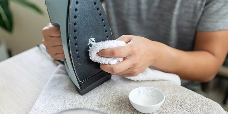 نحوه تمیز کردن سوختگی کف اتو با الکل صنعتی