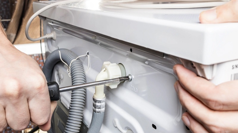 مشکلات در اتصالات لوله‌ لباسشویی