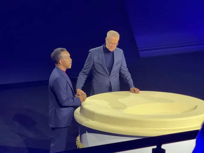 تیم مدوز در کنار یک فنجان قهوه غول‌پیکر