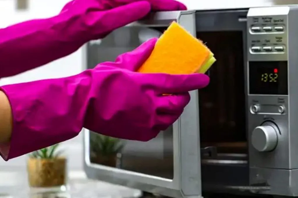 آموزش تمیز کردن لوازم برقی در خانه تکانی