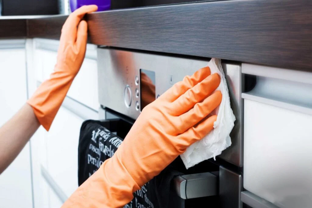 آموزش تمیز کردن لوازم برقی در خانه تکانی