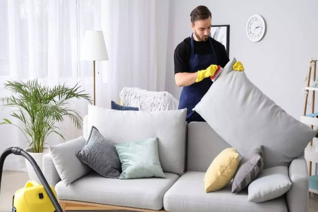 راهنمای شستن کوسن مبل با لباسشویی و با دست؛ برای همه جنس‌ها