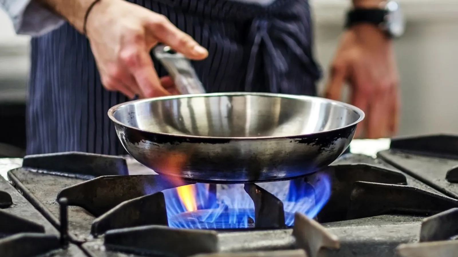 دلایلی که اجاق گاز قابلمه را سیاه میکند چیست