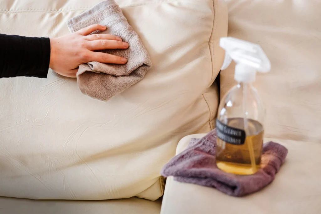 راهنمای شستن کوسن مبل با لباسشویی و با دست؛ برای همه جنس‌ها