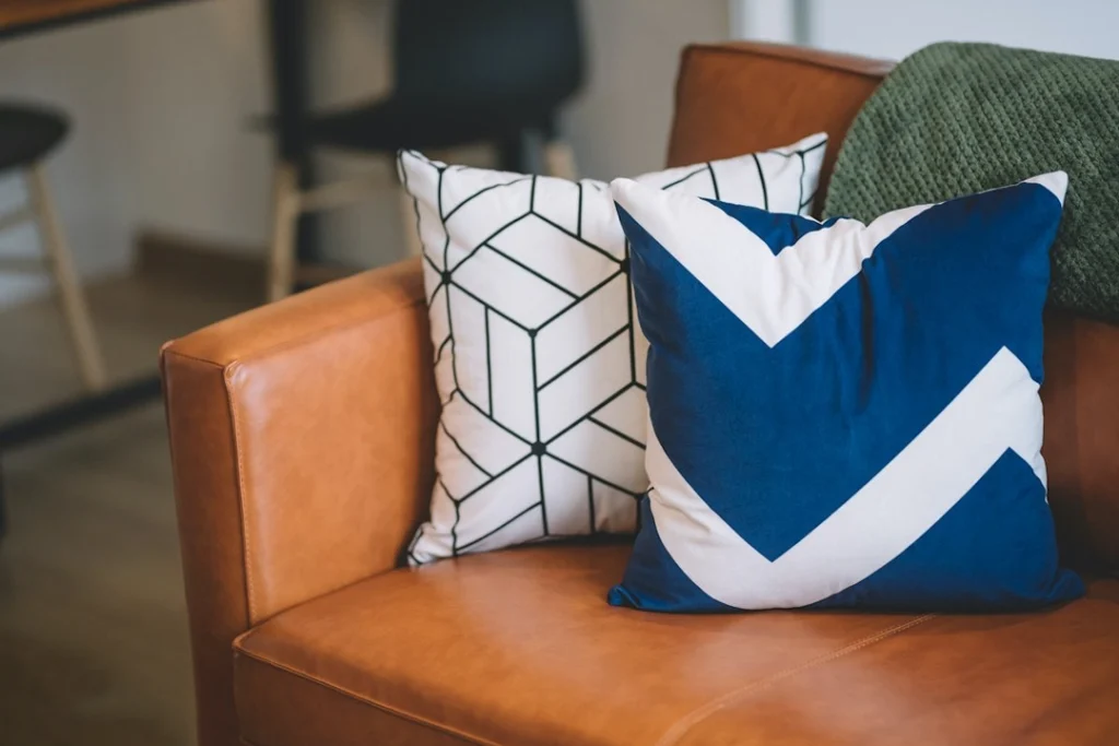 راهنمای شستن کوسن مبل با لباسشویی و با دست؛ برای همه جنس‌ها