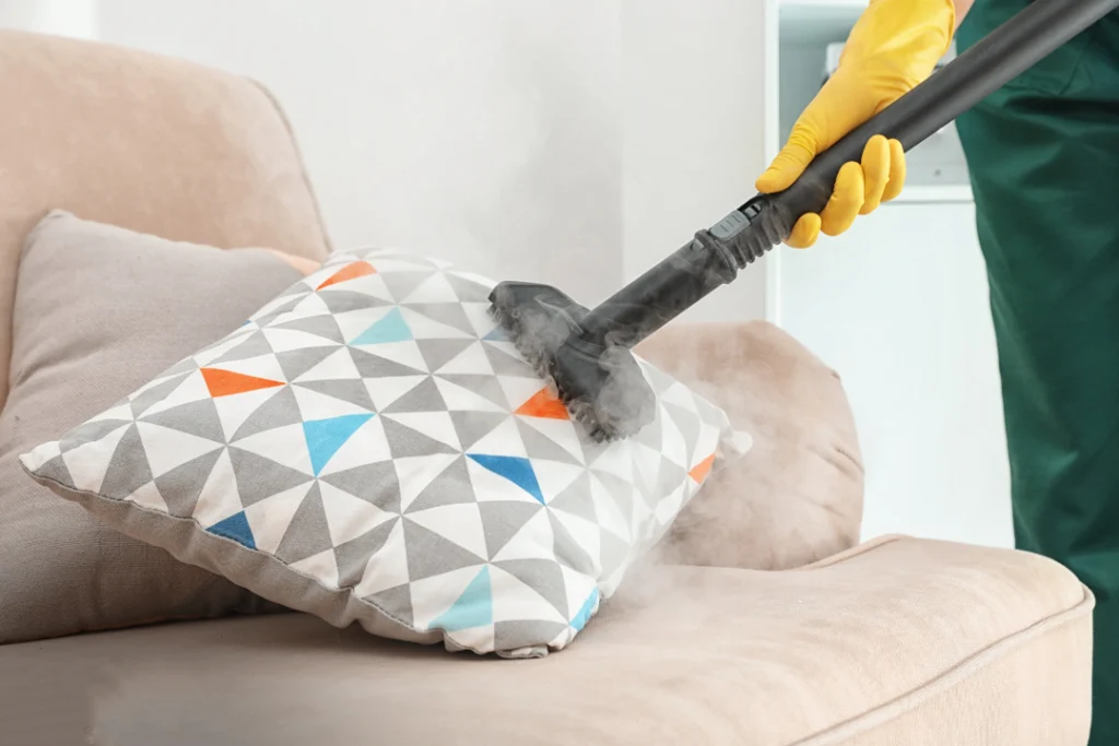 راهنمای شستن کوسن مبل با لباسشویی و با دست؛ برای همه جنس‌ها