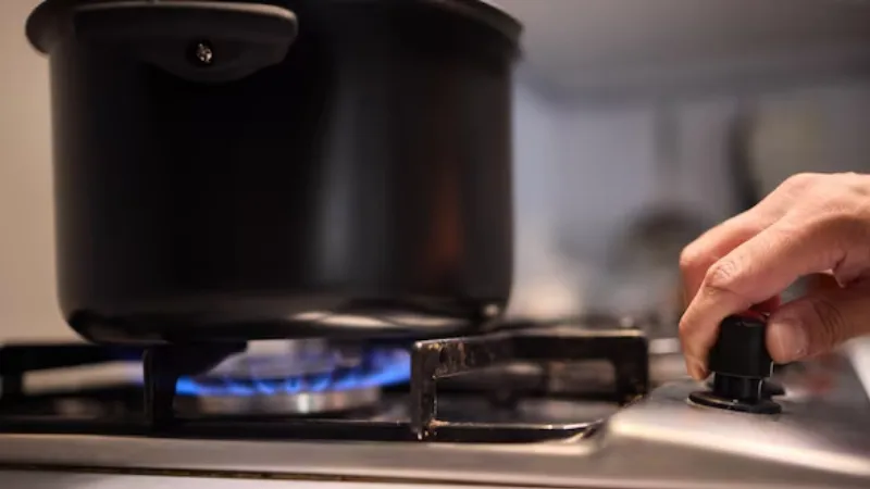 دلیل سیاه شدن قابلمه روی گاز