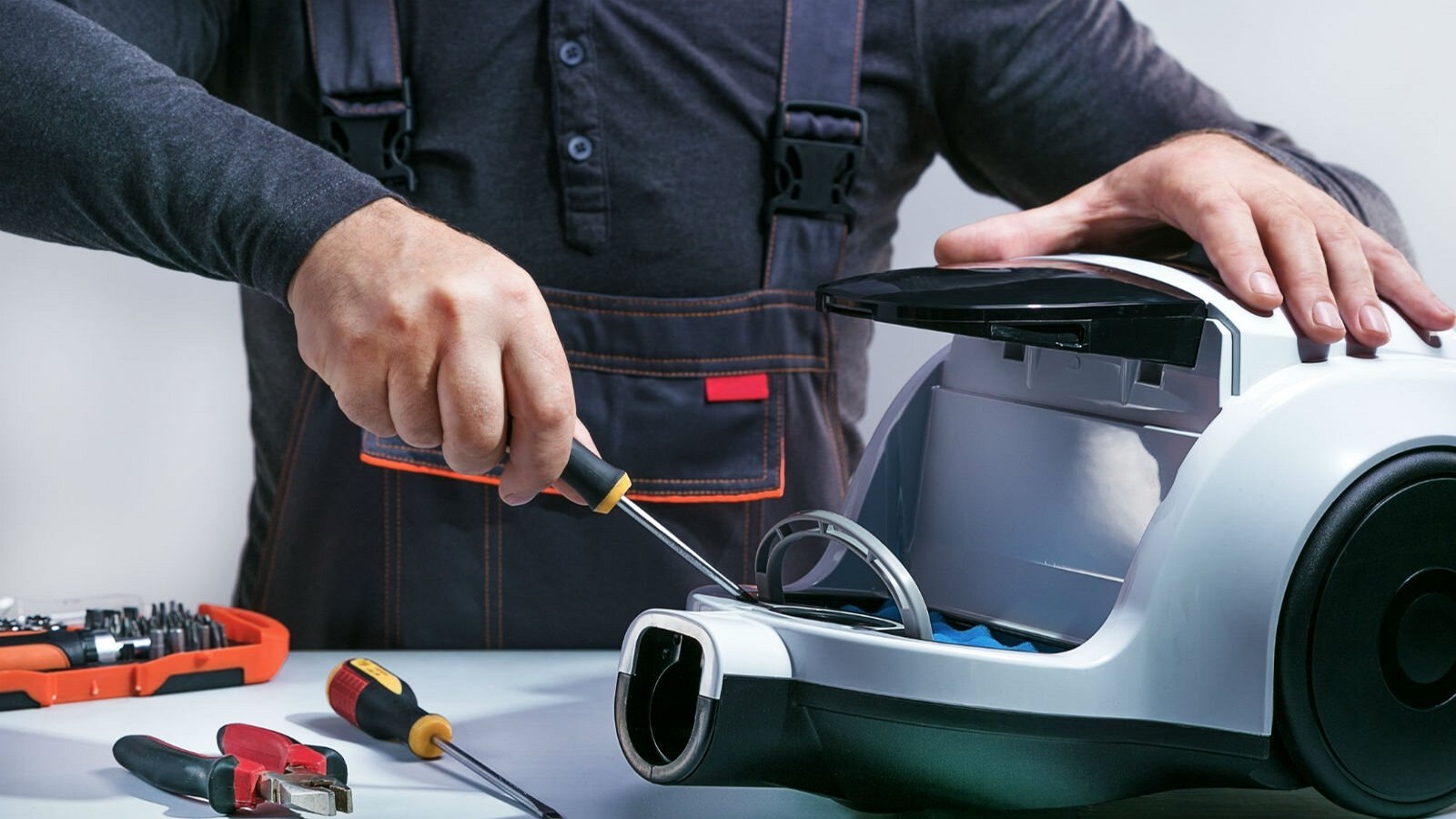 دلیل جرقه زدن موتور جاروبرقی چیست؟